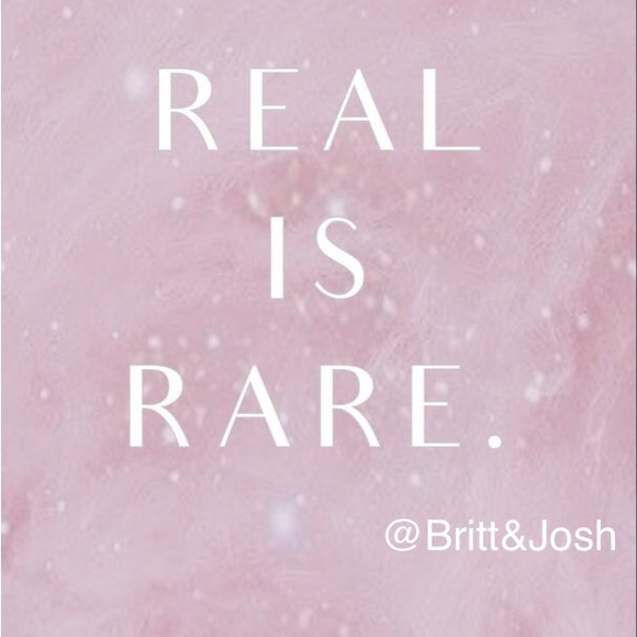 10 Karat gold post earrings with dainty little white fire opal stones - Picture 15 of 16